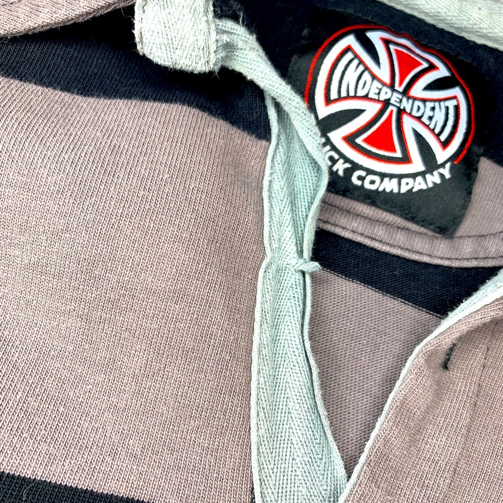 🛹🖤Independent rugby shirt size M missing one button reflected in price .